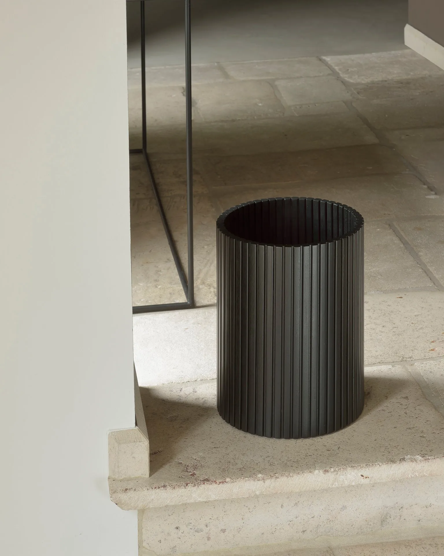 Cylindrical Black Mahogany Paper Basket | Ethnicraft Roller Max